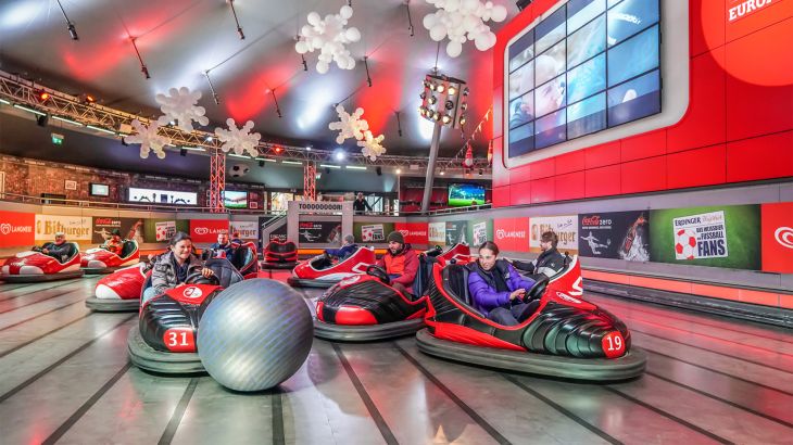 Arena of Football mit mehreren Personen im Fußball-Scooter