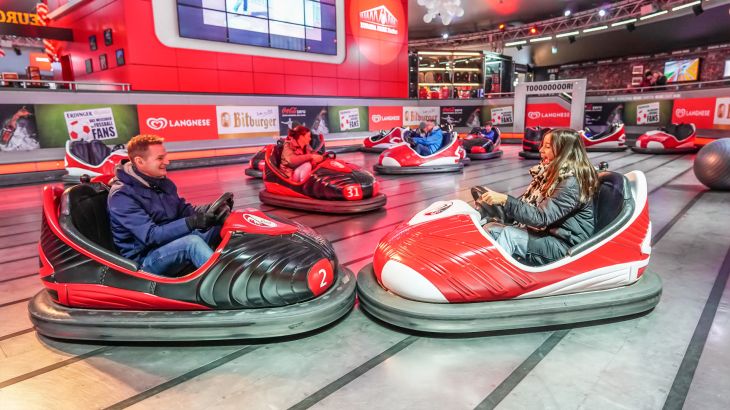 Arena of Football mit zwei Personen im Fußball-Scooter