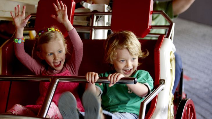 Kinder im Feria Swing-Karussell