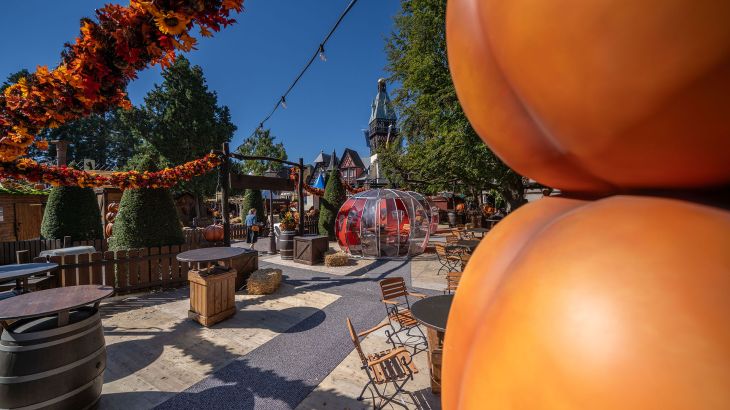 Herbstlich dekorierter Außenbereich von The Forest Kitchen im Deutschen Themenbereich des Europa-Park mit Kürbissen.