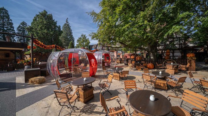 Sitzmöglichkeiten im Außenbereich von The Forest Kitchen im Deutschen Themenbereich des Europa-Park.