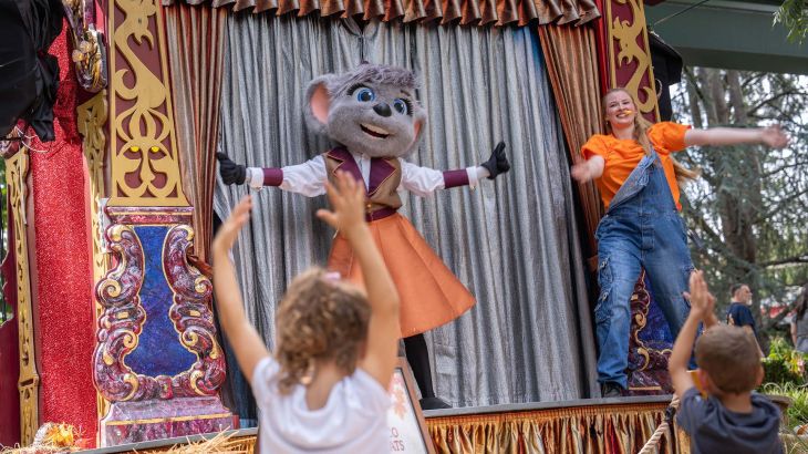 Euromausi Edda tanzt vor Kindern bei Trick or Treat – FUNFAIR im Europa-Park auf einer herbstlich dekorierten Bühne.