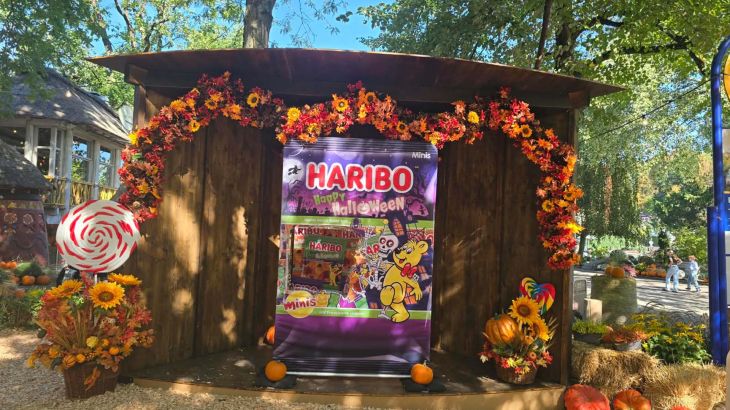 Haribo-Promotionstand mit Halloween-Deko, Kürbissen und Herbstblumen bei Trick or Treat – FUNFAIR im Europa-Park.