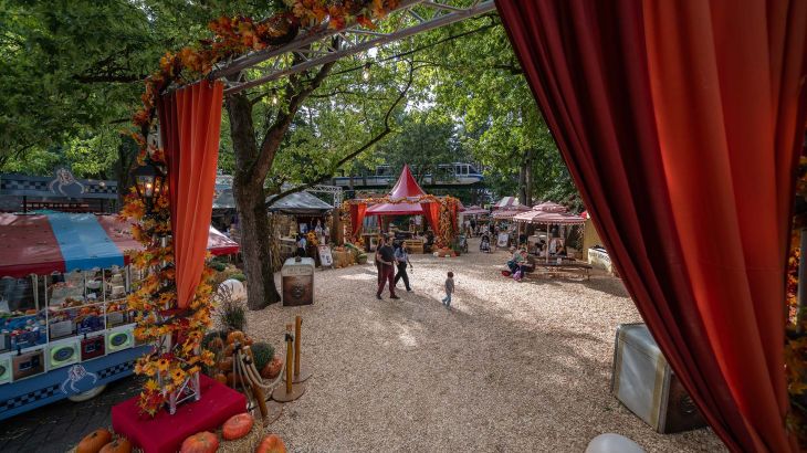 Herbstlich dekorierter Eingangsbereich beim Trick or Treat – FUNFAIR im Europa-Park mit Kürbissen, Heuballen und Marktständen.