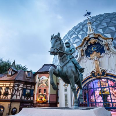Eine stolzer Ritter-Statue ziert den Französischen Themenbereich