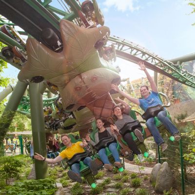 Besucher reisen mit ARTHUR durch eine magische und idyllische Landschaft bei strahlendem Sonnenschein.