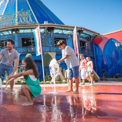 Auf dem Luxemburger Platz spielt eine vierköpfige Familie in der Sonne