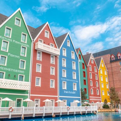 Die fröhlich bunten Fassaden des nordisch thematisierten Hotels "Krønasår“"