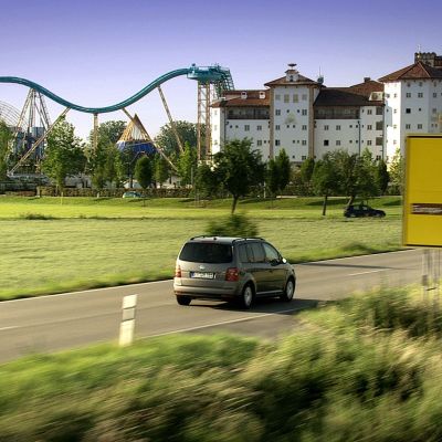 Auto fährt auf die Europa-Park Hotels und den Europa-Park zu