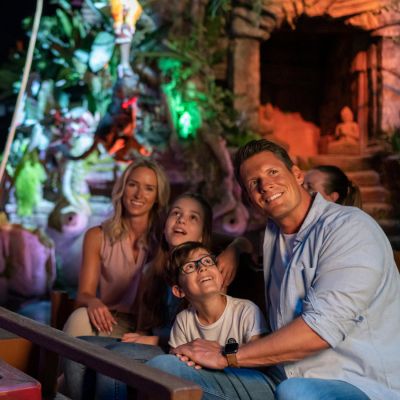 Junge Familie besucht die neue Attraktion Piraten in Batavia