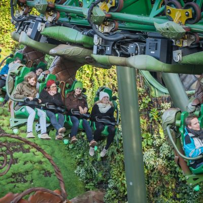 Außenansich der Attraktion Arthur mit winterlich gekleideten Menschen in der Attraktion