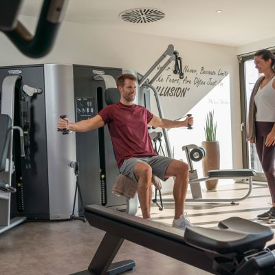 Ein Paar im Fitnessbereich im Hotel Kronasar