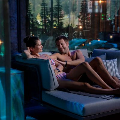 Ein Paar entspannt sich im Sauna- & Ruhebereich Hyggedal