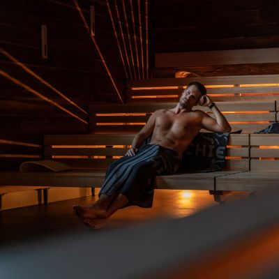 Ein Paar entspannt in der Sauna