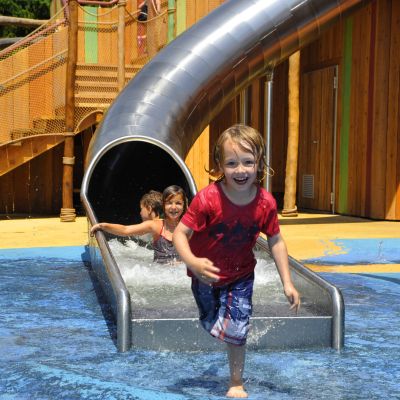 Kind kommt aus der Wasserrutsche der Kindwerwasserwelt