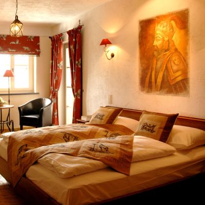 Camera deluxe con letto matrimoniale, televisore, scrivania, sedia e finestra