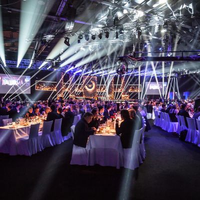 Europa-Park Arena mit Gästen gefüllter Saal an Tischen