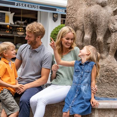 Fiskehuset von außen mit Familie im Vordergrund