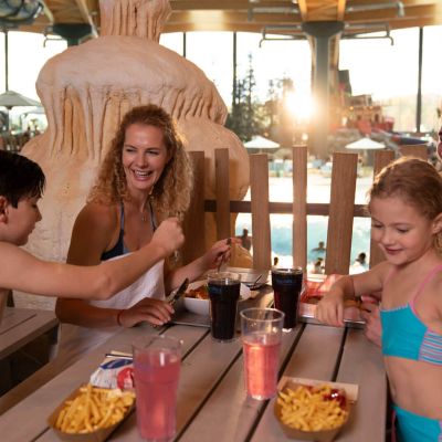 Eine glückliche Familie stärkt sich mit Speisen und Getränken