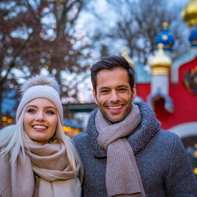 Paar im Winteroutfit vor Russland