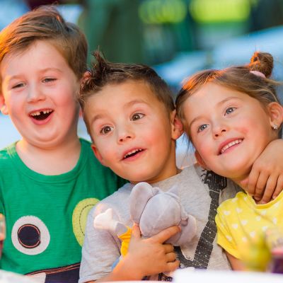 Fröhliche Kinder vor einem Geburtstagskuchen