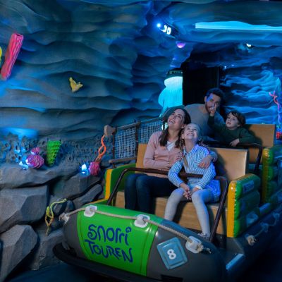 Eine Familie sitzt in einem Wagon und bewundert die Snorri Touren Höhle