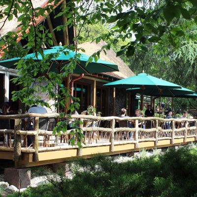 Außenansicht des Restaurant SPICES mit Blick auf die Terrasse