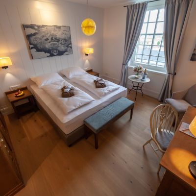 Standard room Plus hotel Krønasår bedroom, window, table and chair