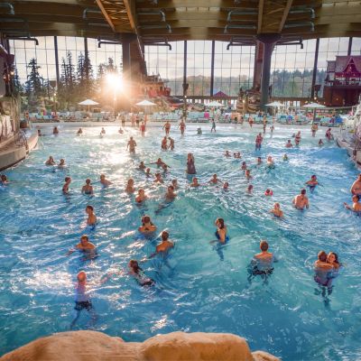 Besucher im Wellenbad des Surf Fjords