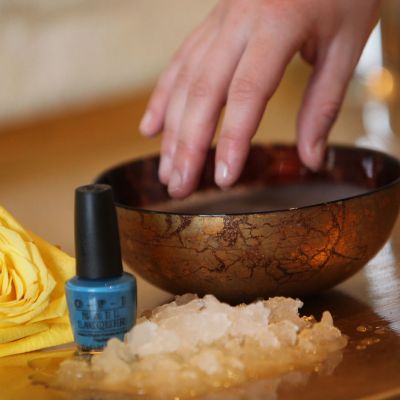 Maniküre im Wellnessbereich