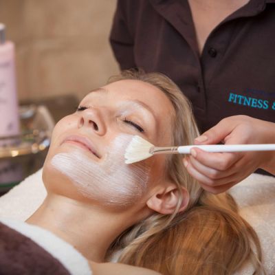 Gesichtsbehandlung Frau