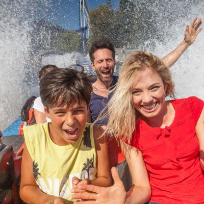 Eine Familie fährt die Wasserachterbahn Poseidon