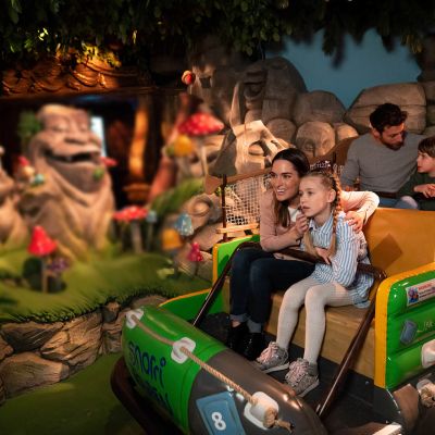 Familie in der Attraktion Snorri Touren