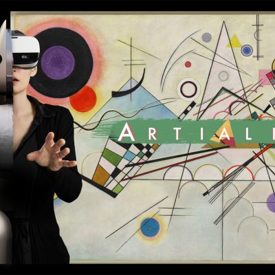 Das Logo der YULLBE Experience Artiality auf buntem Hintergrund, links daneben eine Frau, die eine VR Brille trägt