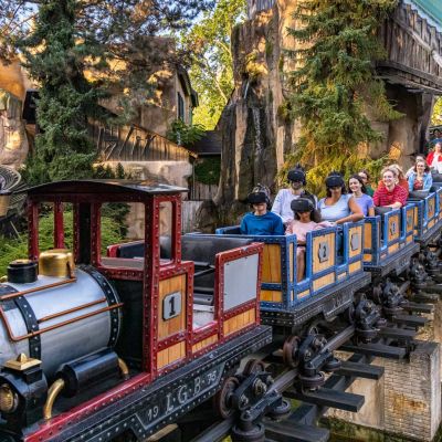 Der Zug des Alpenexpress "Enzian" mit Fahrgästen, die teilweise eine VR-Brille tragen