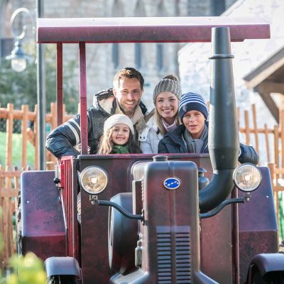 Eine Familie fährt Old Mac Donald's Tractor Fun