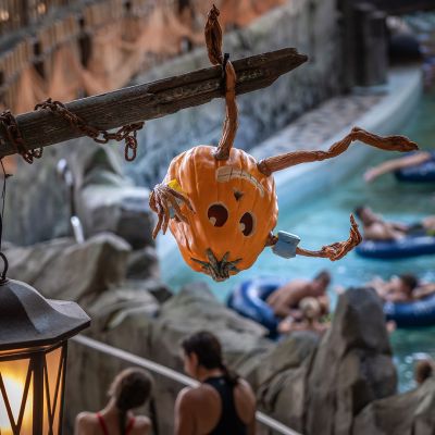 Stimmungsvolle Kürbis-Dekoration zur Halloweensaison in der Wasserwelt Rulantica.
