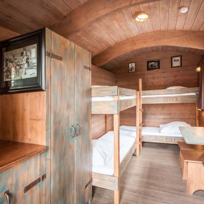 Tipi Town Holzplanwagen von innen