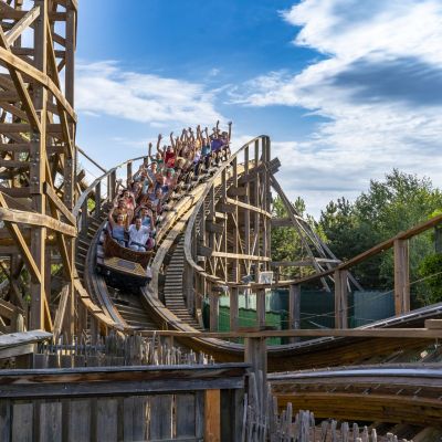 Besucher bei der Fahrt im "WODAN - Timburcoaster"
