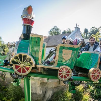 Familie genießt eine Fahrt im Ba-a-a Express