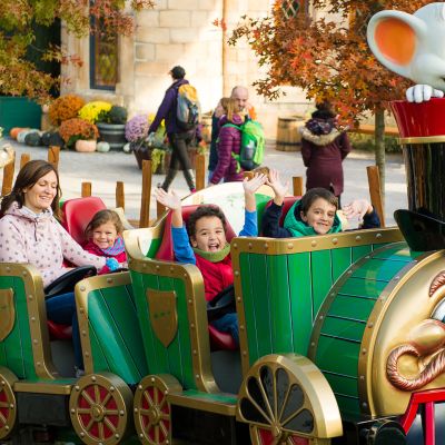 Familie genießt eine Fahrt im Ba-a-a Express