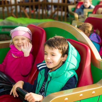 Zwei glückliche Kinder im Ba-a-a Express