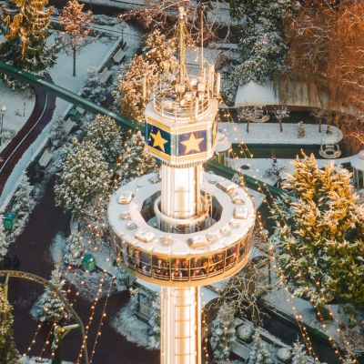 Euro-Tower vor verschneiten Park