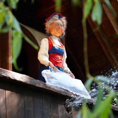 Frau Holle im Märchenwald des Europa-Park