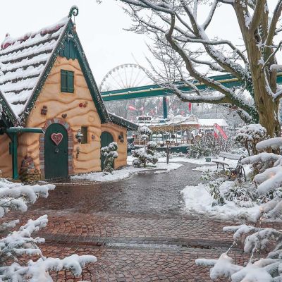 Hänsel und Gretel im winterlichen Märchenwald
