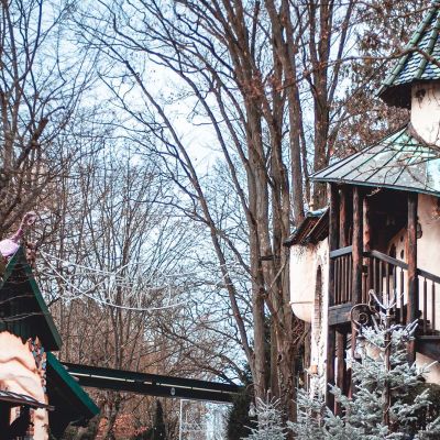 Märchenwald mit Dornröschenschloss im Winter