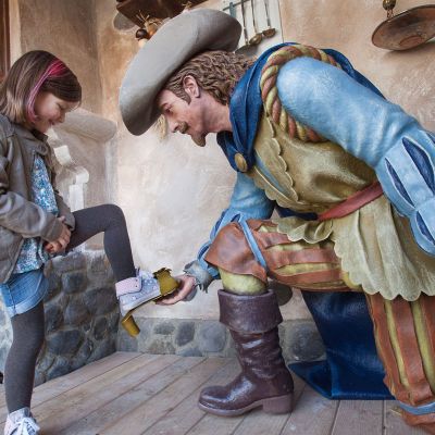 Kleines Mädchen bei der Aschenputtel Station im Märchenwald