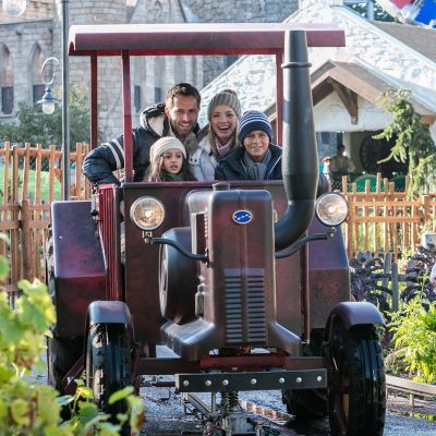 Familie in Old Mac Donald's Tractor Fun