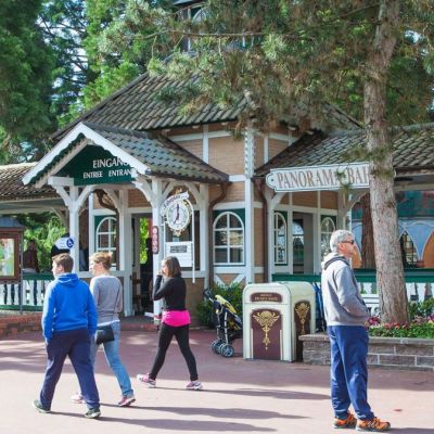 Panoramabahn im Bahnhof Deutschland