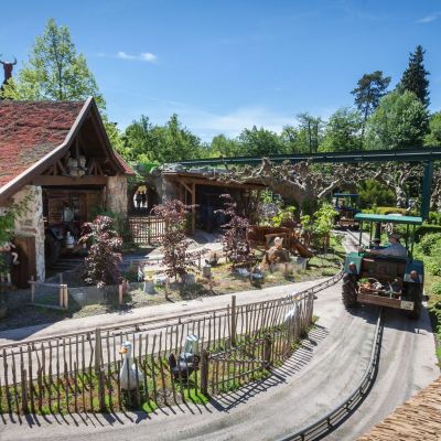 Familie in Old Mac Donald's Tractor Fun